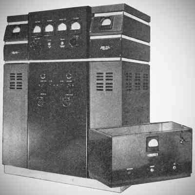 Shown with included external speech amplifier with remote control of AM gain, keying, and standby.: Image: QST, Nov 1939