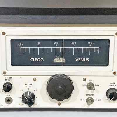 Note that within six month of introduction, a carrier level control was added, and the carrier balance control replaced the key jack, which was moved to the rear panel. Minor cosmetic differences are also apparent.: Image: Chuck Penson, WA7ZZE, collection: westvalleyhamshack.com