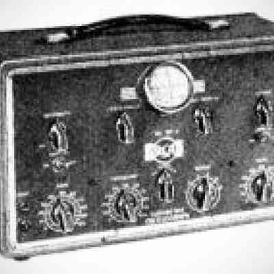 Model 151-2. In order to shoehorn the 2 inch CRT into the same cabinet as the 1 inch version, it was necessary to install the tube at an angle with the screen tilted upwards.: Image: Radio Craft, Oct 1938