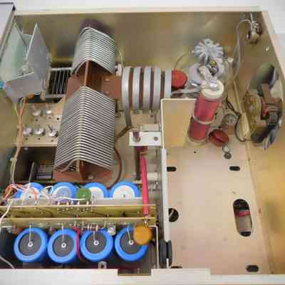 View from left side. Note missing power transformer at lower right.: Image: hamandhifi.com