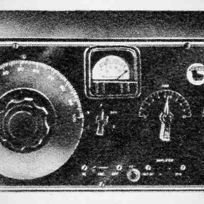 A later illustration with all knobs, Guthman logo, and different meter.: Image: Lafayette Radio catalog, 1940