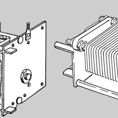Figure 2. Original loading capacitor (left, P/N 26-97, 437-437 pF) and later type (P/N 26-145, 840 pF).