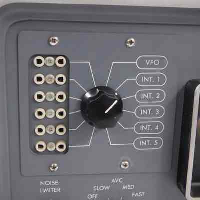 HQ-180AX. Detail of crystal control module.: Image: hamandhifi.com