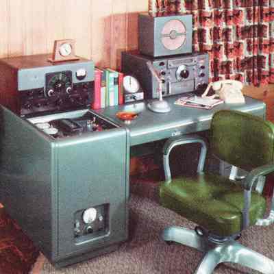 Johnson's desk kilowatt, shown with the company's Pacemaker transmitter, and a National HRO-60 receiver.: Image: QST, Apr 1957