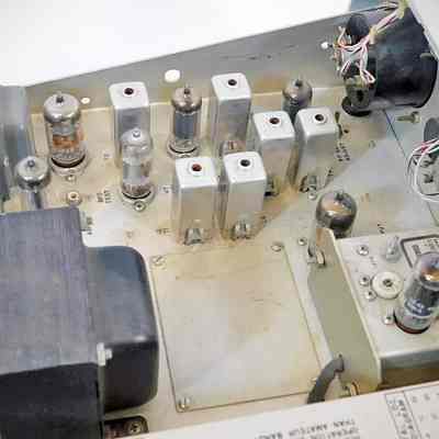 View of right side chassis components.: Image: hamandhifi.com