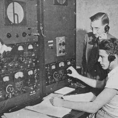 Unspecified news agency using SX-28s to record news broadcasts. Other equipment includes an SX-27 and a Telrad 18A frequency standard.: Image: Radio News, Feb 1943.