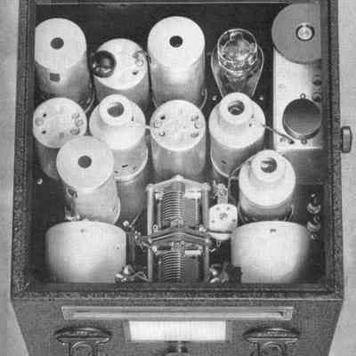 The FBX (above) uses mica compression IF transfomers, while the FBX-A uses air tuned transformers.: Image: QST, Feb 1934