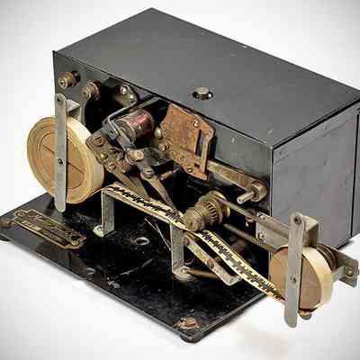 This unit is missing the telegraph key.