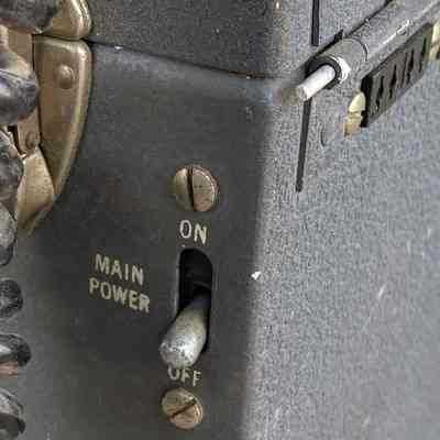 Power switch. Note charging connector at upper right.: Image: Chuck Penson, WA7ZZE / Collection: westvalleyhamshack.com