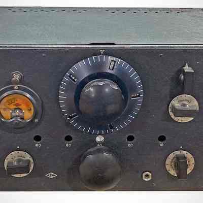 Note "magic eye" tube replaced with meter, and changes to send-receive switch at lower left.: Image: Chuck Penson, WA7ZZE, collection: westvalleyhamshack.com