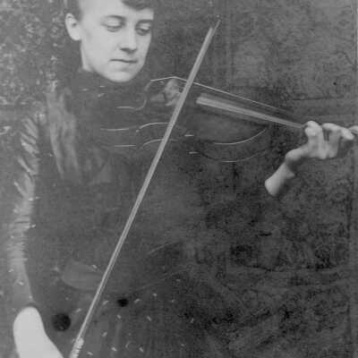 Grace Farwell playing the violin