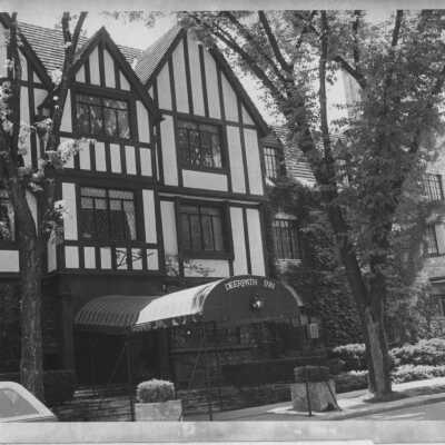 Entrance to Deerpath Inn