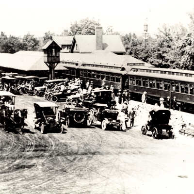 The 5:10 arrives in Lake Forest from Chicago