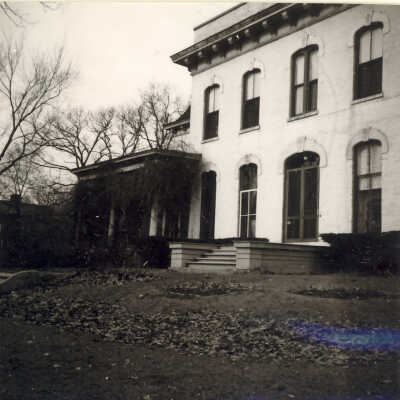 Quinlan home (Evergreens) entrance
