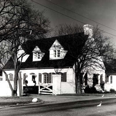 Gatehouse of Lasker estate (Mill Road Farm)