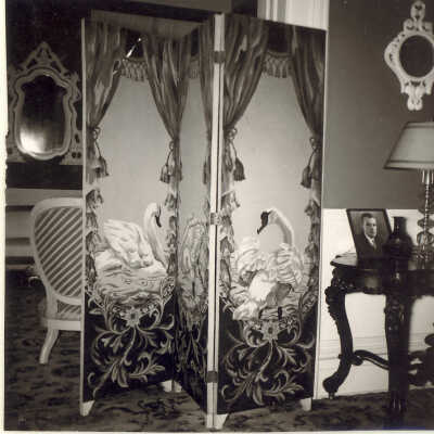 Swan screen in Quinlan home