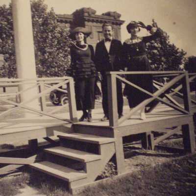 Dolly Sisters visit Great Lakes Naval Training Center