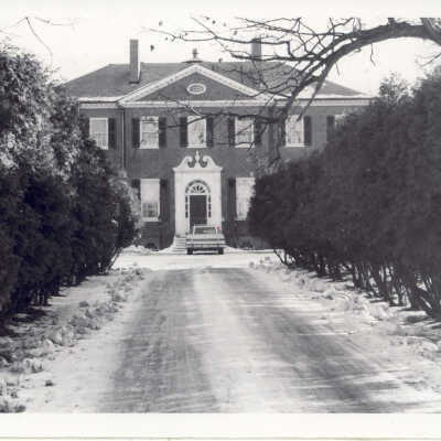 Main entrance to Fairlawn