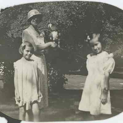 Edythe Dunford with nieces and a parrot at Villa Turicum