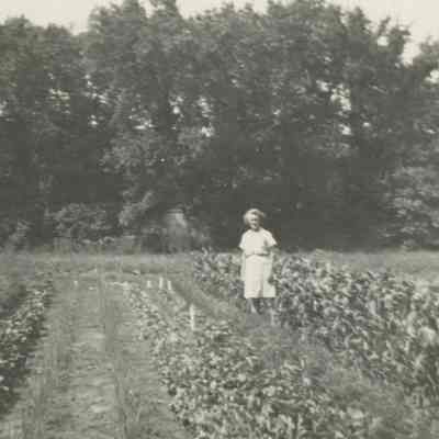 Edythe Dunford in Villa Turicum garden