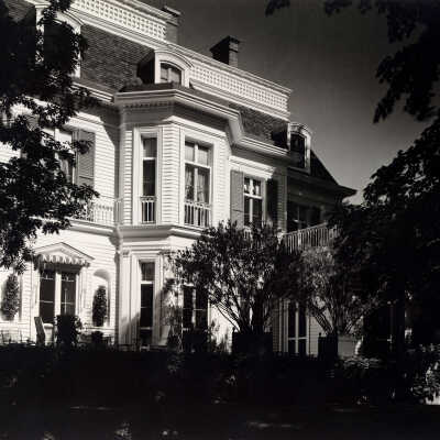 Colonial-style residence