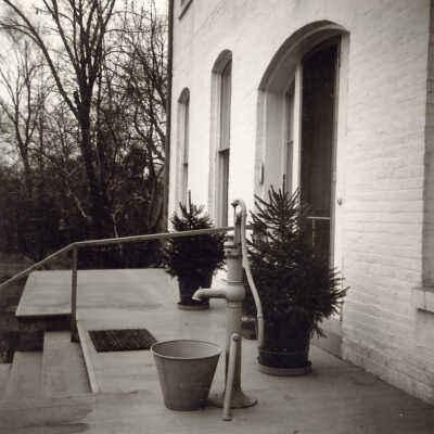 Quinlan "The Evergreens" rear entrance