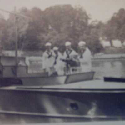 Sailors with machine gun