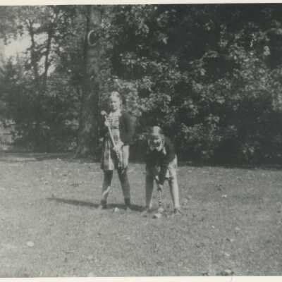 Photograph of Ruth and Peggy Aldis