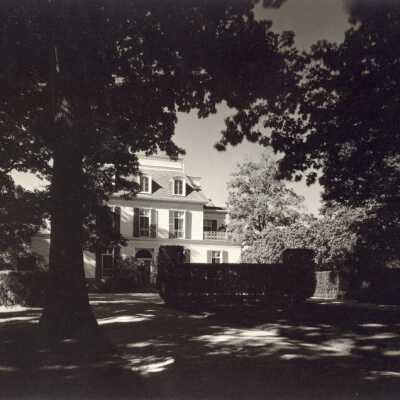 Colonial-style residence: front entrance
