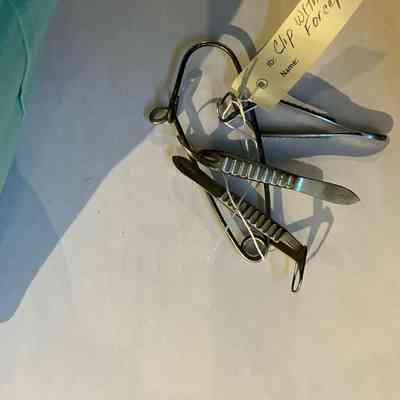 `Clip with 3 towel forceps