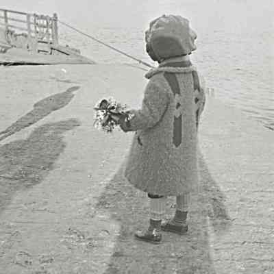 Mrs. Fischer and Children, Blanche Proffitt over to Proffitt Farm