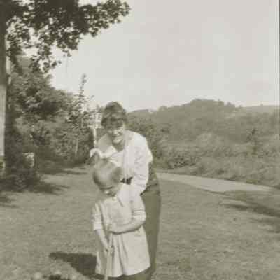Clara Weisheit with young girl