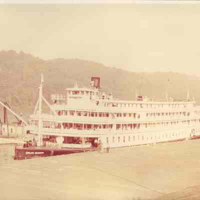 Delta Queen at Lock 22