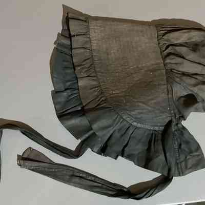 Black bonnet