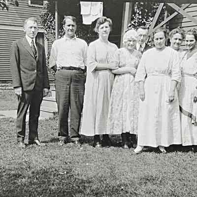 Clara Viola Weisheit (in bonnett)