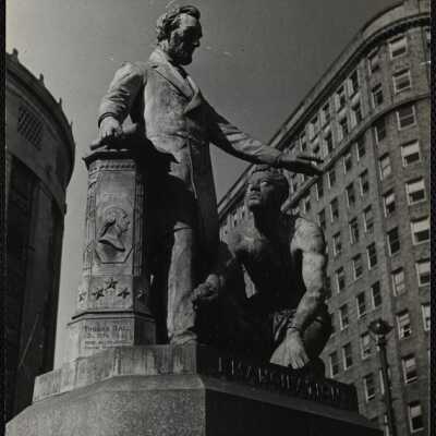 Lincoln in Park Sq.