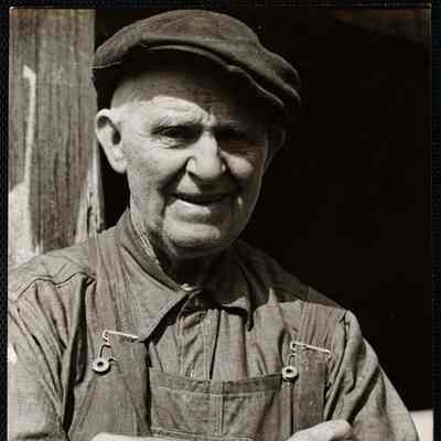 Wallace Hunter age 86 born in Ware (7 miles away) lived in Enfield since 1853. Lives alone with a bunch of cats and kittens -"'Haint got no place to go - might hauta store my things 'n board out somehwere"