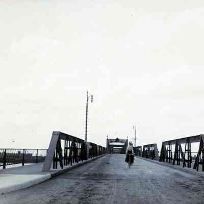 The original Belle Isle Bridge in the summer of 1900.