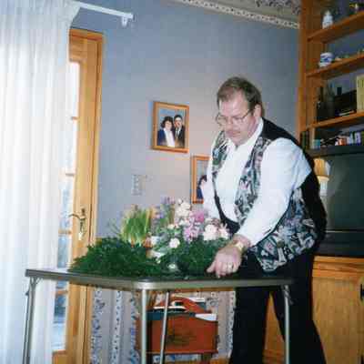 Speaker Bob Simmons the master designer for Keller & Steins Flower Shop on April 8,1997 Arche' Club meeting.