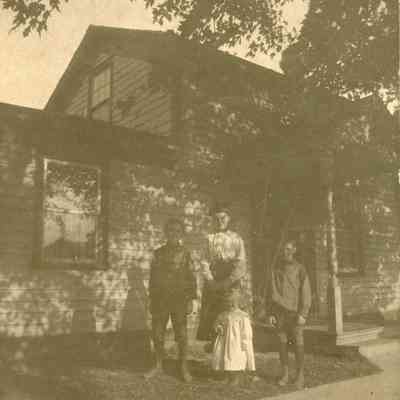 William Chambers (on left) with his sister and 2 younger brothers in about 1902.