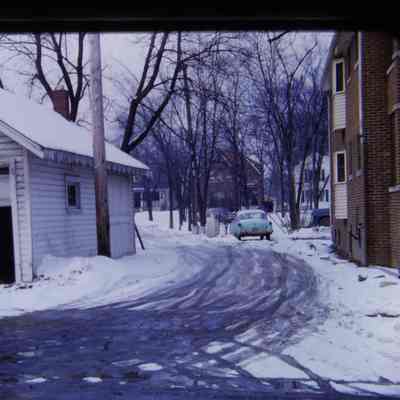 Alley between Sophia and Clark