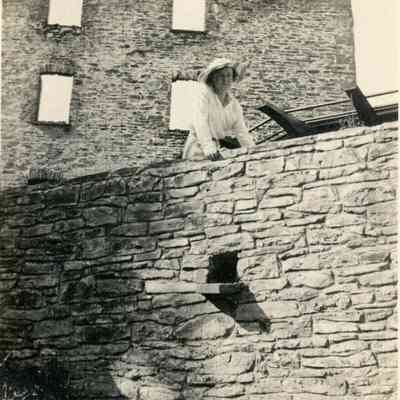 Hisey honeymoon in 1916 to Niagara Falls.
