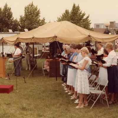 Chancel Choir, Outdoor Service with Mark Miller at Speaker's Stand on July 18, 1982.