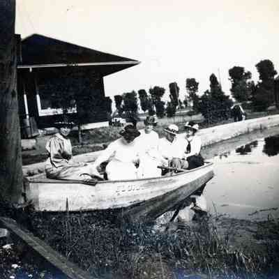 Ellen Martin, Miss Squires, Miss Crawford, Miss Beckley, Miss Anisdell at Eloise on July 25, 1914.