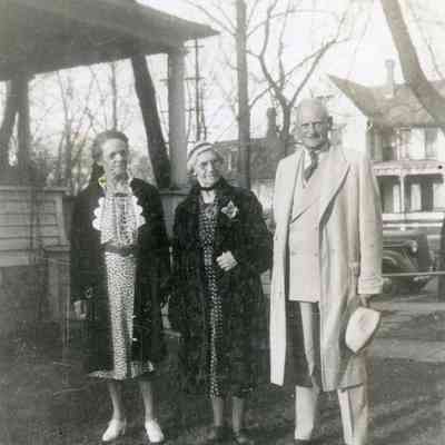 Mrs. Frank Lee and Dr. E. R. Lee. Home of Mr. and Mr. Frank Lee at NW corner of Park and Elizabeth. Maben home in background.