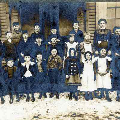 1905 class of 6th and 7th graders. n