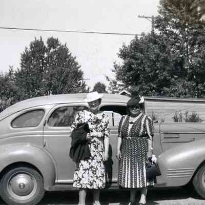Mrs. Warren and Ellen Martin ready to go park to Wayne, MI on 07/20/1940.