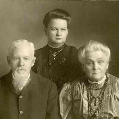 Mr. and Mrs. Lewis Coleburn and daughter Minnie Coleburn in Chicago in 1908.