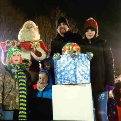Santa, children and mayor John Rheasa