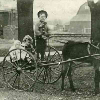 Homer Jr, Helen and Dorothy Hubbard in about 1907-1908.